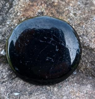 Čierny turmalín chňapka 30g (43 x 40 x 8 mm)