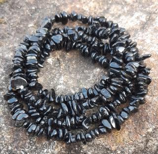 Čierny turmalín šnúra dlhá (sekané kamene 5- 10 mm)