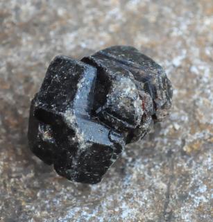 Granát čierný grossular krištál 51g (35 x 29 x 27 mm)