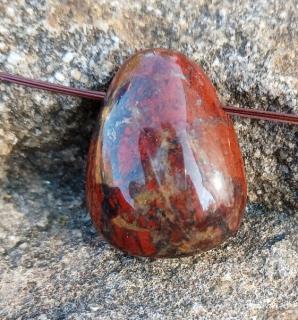 Jaspis brekciový vŕtaný kameň malý (29 x 24 x 14 mm)