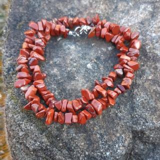Jaspis červený náhrdelník 45cm (sekané kamene 5-10 mm)