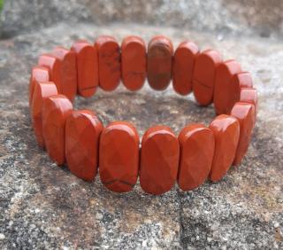 Jaspis červený náramok (fazetované kamene 20 x 10 x 5 mm)