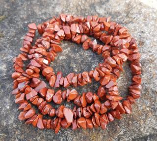Jaspis červený šnúra dlhá (sekané kamene 5- 10 mm)