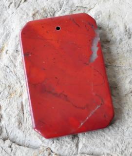 Jaspis červený vŕtaný kameň 40g