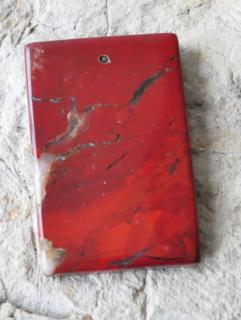 Jaspis červený vŕtaný kameň 43g (58 x 40 x 8 mm)