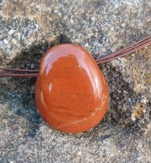 Jaspis červený vŕtaný kameň malý (25 x 20 x 8 mm)