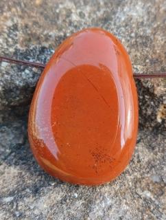 Jaspis červený vŕtaný kameň veľký (43 x 30 x 13 mm)