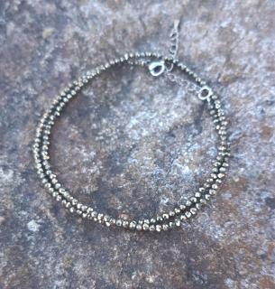 Jemný náhrdelník pyrit (Fazetované guľôčky 2 mm)