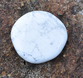 Magnezit chňapka 35g (43 x 43 x 10 mmKrajina pôvodu: Zimbabwe     Prečítajte si viac: Magnezit: rozum, umiernenosť, kľud  Znamenie zverokruhu: Panna, Váhy)