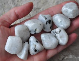 Mesačný kameň adulár biely M (India)