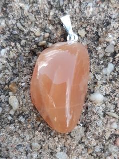 Mesačný kameň oranžový prívesok  (24 x 14 x 7 mm)