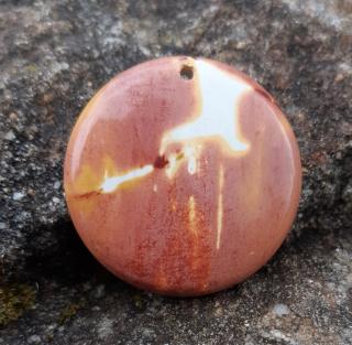Mookait vŕtaný kameň (45 x 8 mm)
