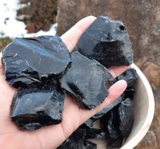 Obsidián čierny surový frakcia 3-6 cm (Mexiko)