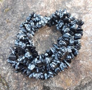 Obsidián snehová vločka šnúra dlhá (sekané kamene 5- 10 mm)