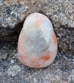 Slnečný kameň vŕtaný okrúhliak (27 x 19 x 10 mm)
