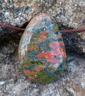 Unakit vŕtaný kameň veľký (38 x 26 x 11 mm)
