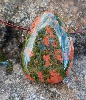 Unakit vŕtaný kameň veľký (38 x 27 x 11 mm)