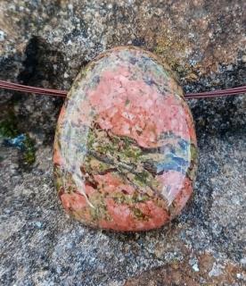 Unakit vŕtaný kameň veľký (38 x 30 x 11 mm)