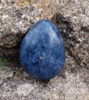 Zafír vŕtaný kameň (24 x 19 x 12 mm)