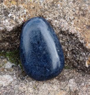 Zafír vŕtaný kameň (28 x 19 x 10 mm)