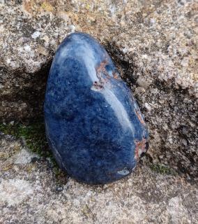 Zafír vŕtaný kameň (29 x 18 x 10 mm)