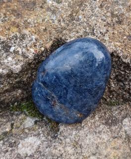 Zafír vŕtaný kameň (29 x 21 x 9 mm)
