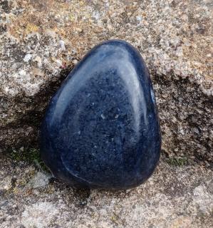 Zafír vŕtaný kameň (29 x 23 x 12 mm)
