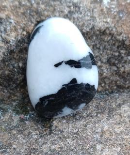 Zebra mramor vŕtaný kameň malý (26 x 19 x 8 mm)