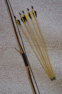 Indiánsky luk + 5 detských drevených šípov 56-57 cm (Detský lukostrelecký set: indiánsky luk + 5x detský šíp)