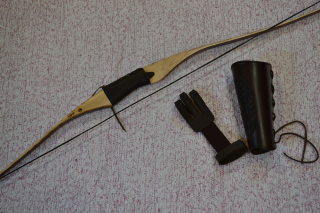Luk Artemis + lukostrelecká rukavica + chránič predlaktia (Tradičný luk ARTEMIS + rukavica s elastickým pásom + chránič predlaktia s koženým šnurovaním)