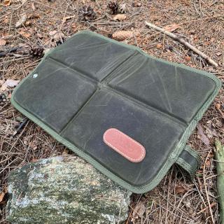 Sedátko skládací JUBÖ Bushcraft WAXED Seat Pad zelené