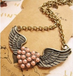 Náhrdelník Srdce s krídlami a perličkami