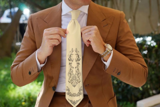 Pánska kravata zo 100% hodvábu - Ornament cream (VVLMK09)