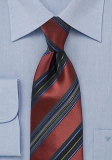 Predĺžená kravata hnedo bordovej farby s pruhovaním