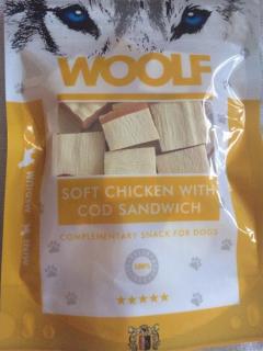 Pamlsok Woolf Dog Chicken & Codfish Soft Sandwich 100 g