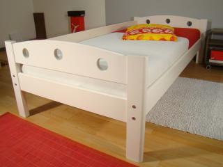 biela posteľ z masívu so zábranou FIJA A (biela posteľ z masívu pre deti FIJA A)