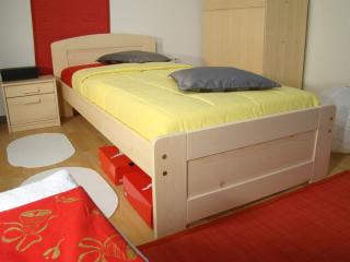 drevená posteľ masiv PAVLA NR (stabilné drevené jednolôžko z masívu PAVLA NR)