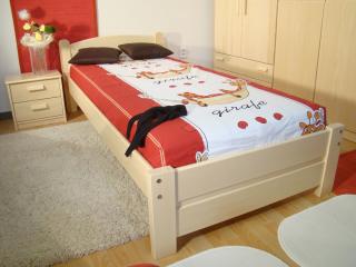 hotelová posteľ z masívu RADMILA NR (drevená štýlová posteľ masiv RADMILA NR)
