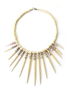 Sanu Babu Béžový kostený náhrdelník s dlhými bodlinami