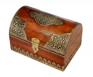 Sanu Babu Drevená truhlička zdobená mosadzným kovaním, 20x14x13cm
