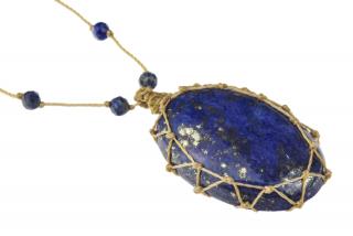 Sanu Babu Macramé náhrdelník s lapis lazuli a brúsenými korálkami, 32-70cm, sťahovací
