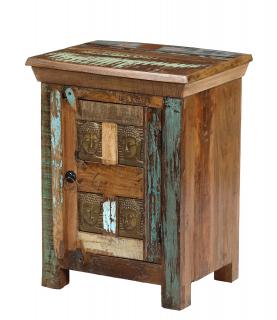 Sanu Babu Nočný stolík v "GOA" štýle z teakového dreva, zdobený reliéfmi, 45x35x60cm (9U)