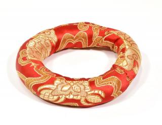 Sanu Babu Podložka pod tibetskú misu z červeného brokátu, priem. 10cm (8B)