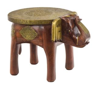 Sanu Babu Stolička v tvare slona zdobená mosadzným kovaním, 51x38x37cm