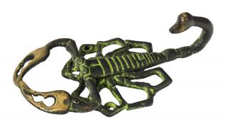 Sanu Babu Vešiak, škorpión, mosadz, jeden háčik, zelená patina, 16cm