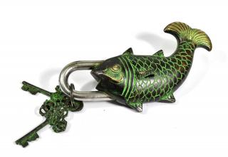 Sanu Babu Visiaci zámok, ryba, zelená patina, mosadz, dva kľúče v tvare dorje, 19cm