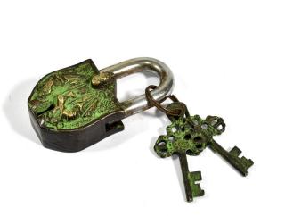 Sanu Babu Visiaci zámok, Sai Baba, zelená patina, mosadz, dva kľúče v tvare dorje, 9cm