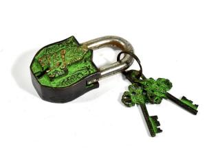 Sanu Babu Visiaci zámok, zelená patina mosadz, Sai Baba, dva kľúče v tvare dorje, 9cm