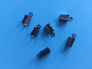Koncovka plochá 8 x 4 mm - tri  farby (Koncovka plochá 8 x 4 mm - tri  farby)