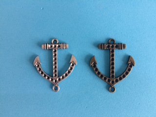 Medzikus kovový kotva 37 x 30 mm - dve farby (Medzikus  kovový kotva 37 x 30 mm - dve farby )